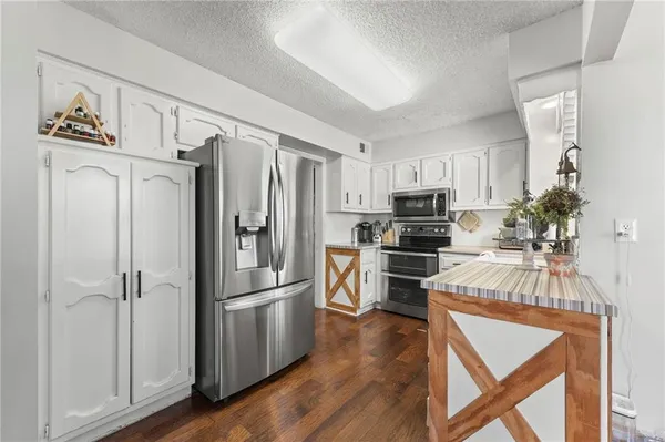 $399,900 | 4070 Southwest Lido Drive, Lee's Summit, MO 64082