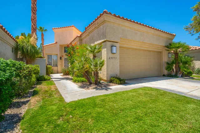 a view of a house with backyard and garden
