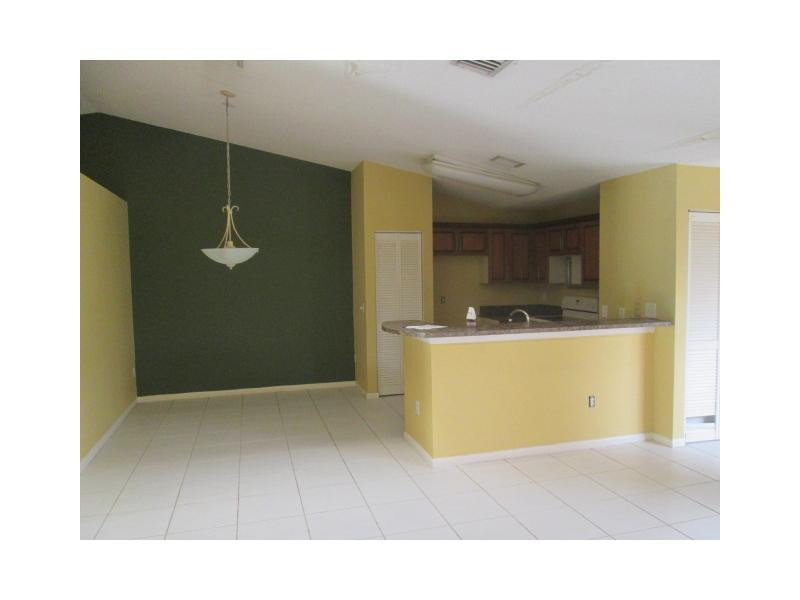 9095 Southwest 21st Court, Unit B Boca Raton, FL 33428 - Photo 3 of 9 Living Room