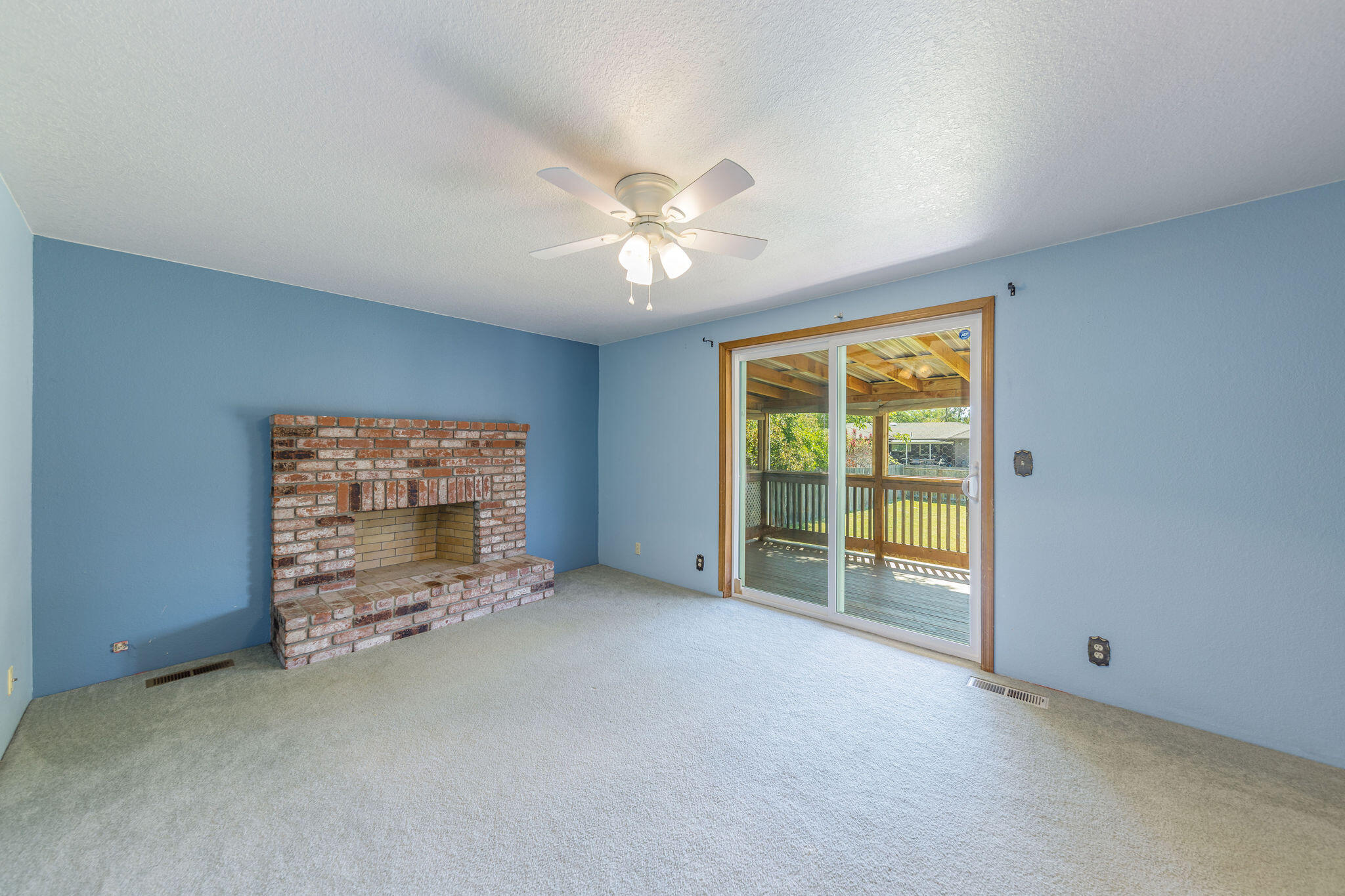 1532 Roberts Road Medford, OR 97504 - Photo 18 of 42 Family Room