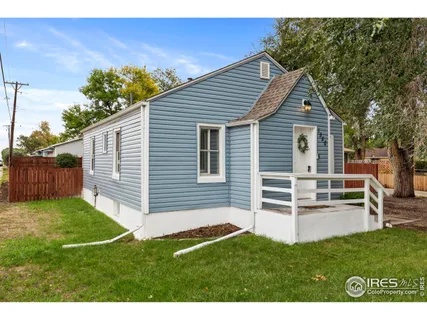 a view of a house with backyard