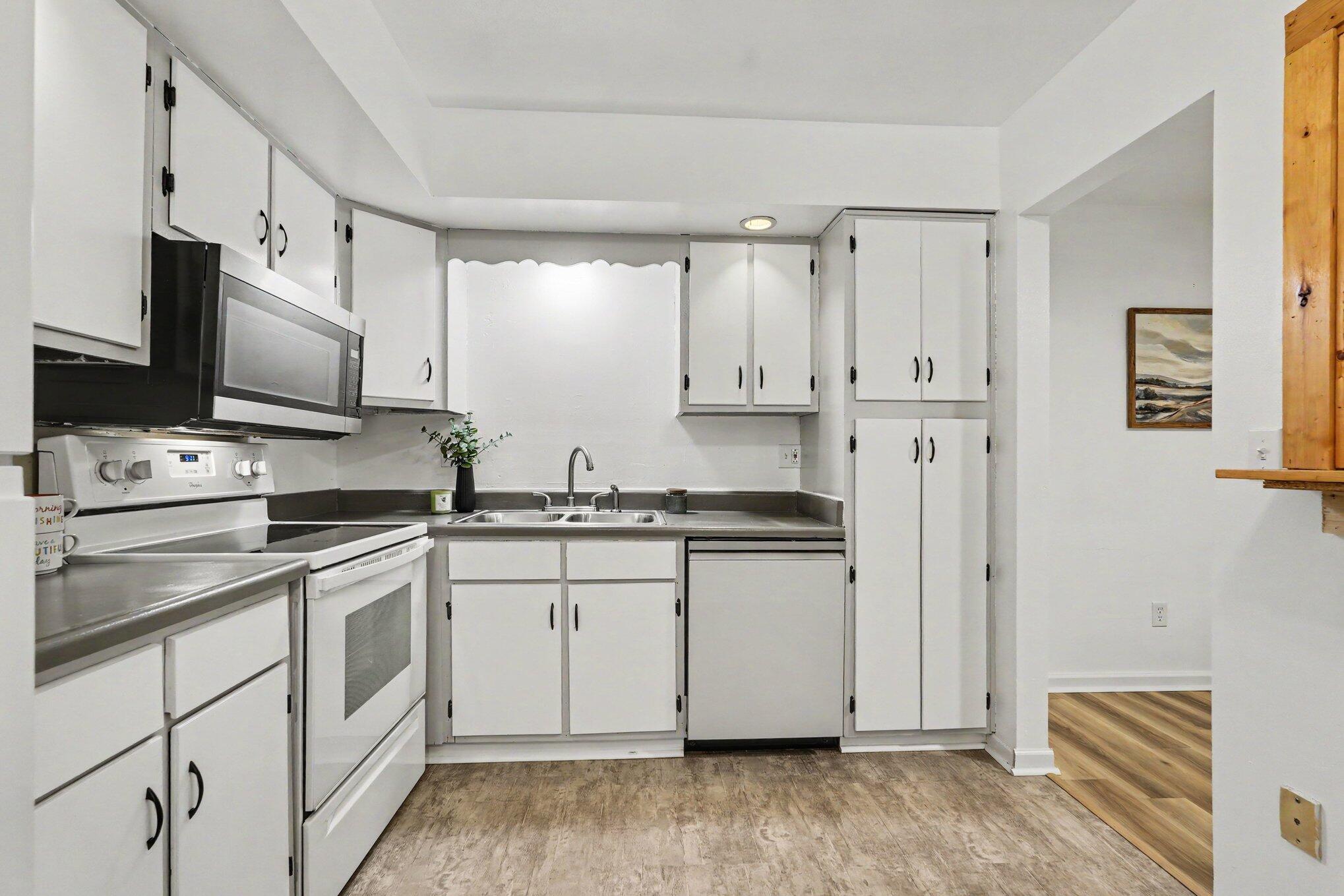 6712 Cascade Road Southeast, Unit 15 Grand Rapids, MI 49546 - Photo 10 of 17 Updated kitchen