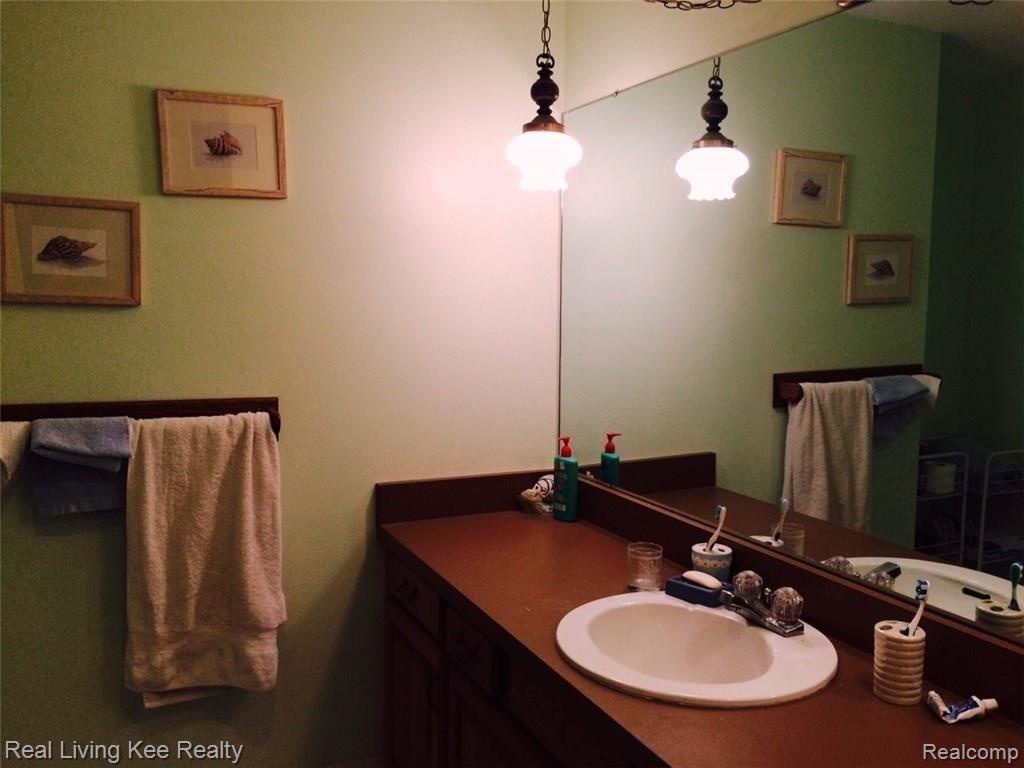 879 Augusta Drive Rochester, MI 48309 - Photo 17 of 37 Hall bath.jpg