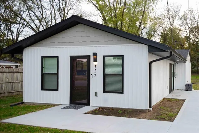 $159,900 | 727 West Hickory Street, Nevada, MO 64772