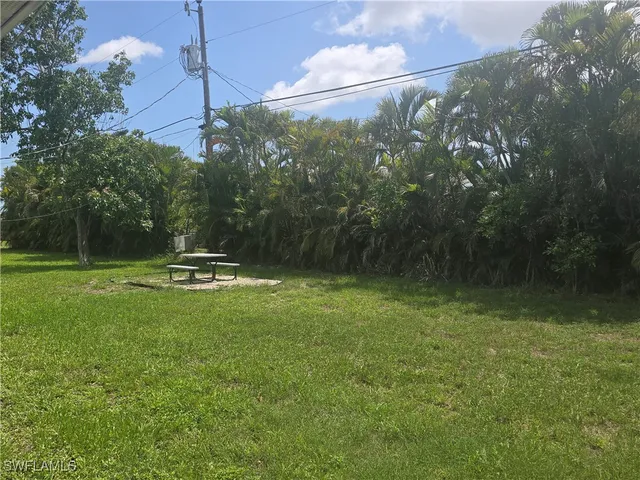 a view of a backyard