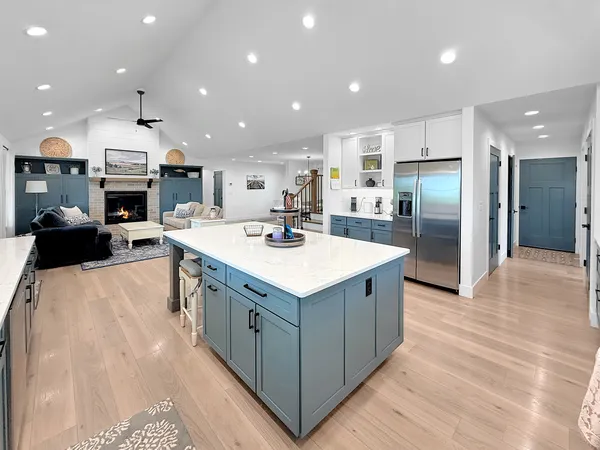 a en suite bathroom with double vanity and a mirror