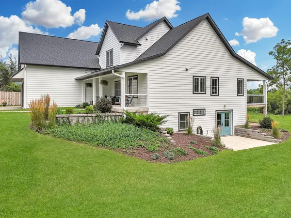 a view of a house with a backyard