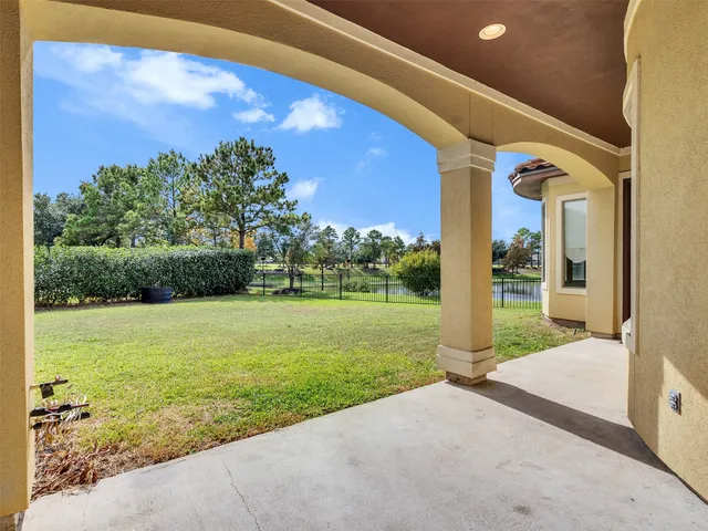 a view of a back yard