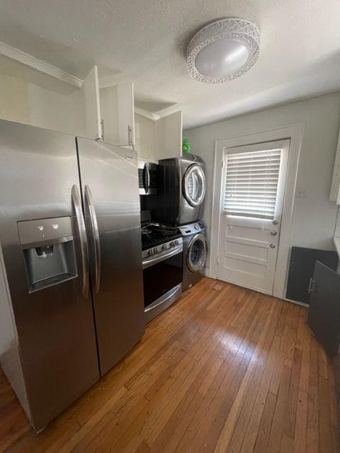 207 West 39th Street, Unit B Austin, TX 78751 - Photo 4 of 20 a kitchen with granite countertop a refrigerator and a stove