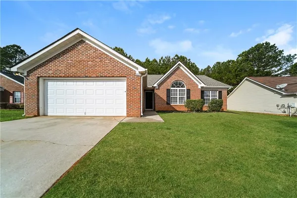 a view of front a house and garage