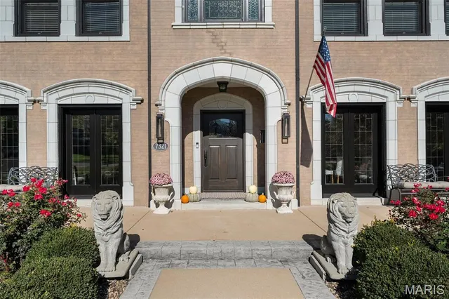 $2,695,000 | 7321 Westmoreland Drive, University City, MO 63130