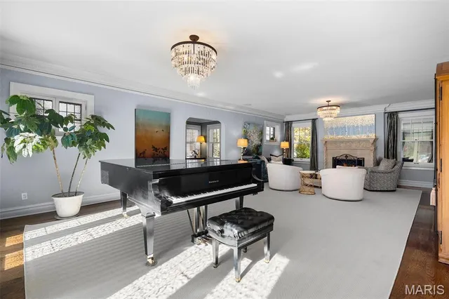 $2,695,000 | 7321 Westmoreland Drive, University City, MO 63130