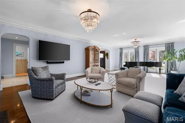 $2,695,000 | 7321 Westmoreland Drive, University City, MO 63130