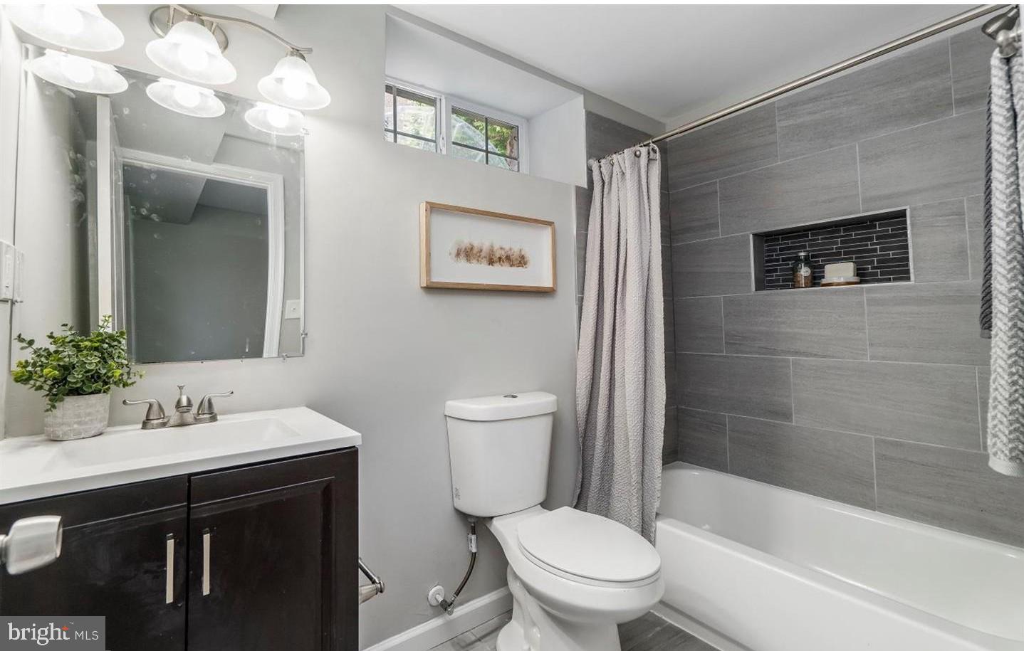 3400 Dennlyn Road Baltimore, MD 21215 - Photo 4 of 32 Modern bathroom with sleek finishes.