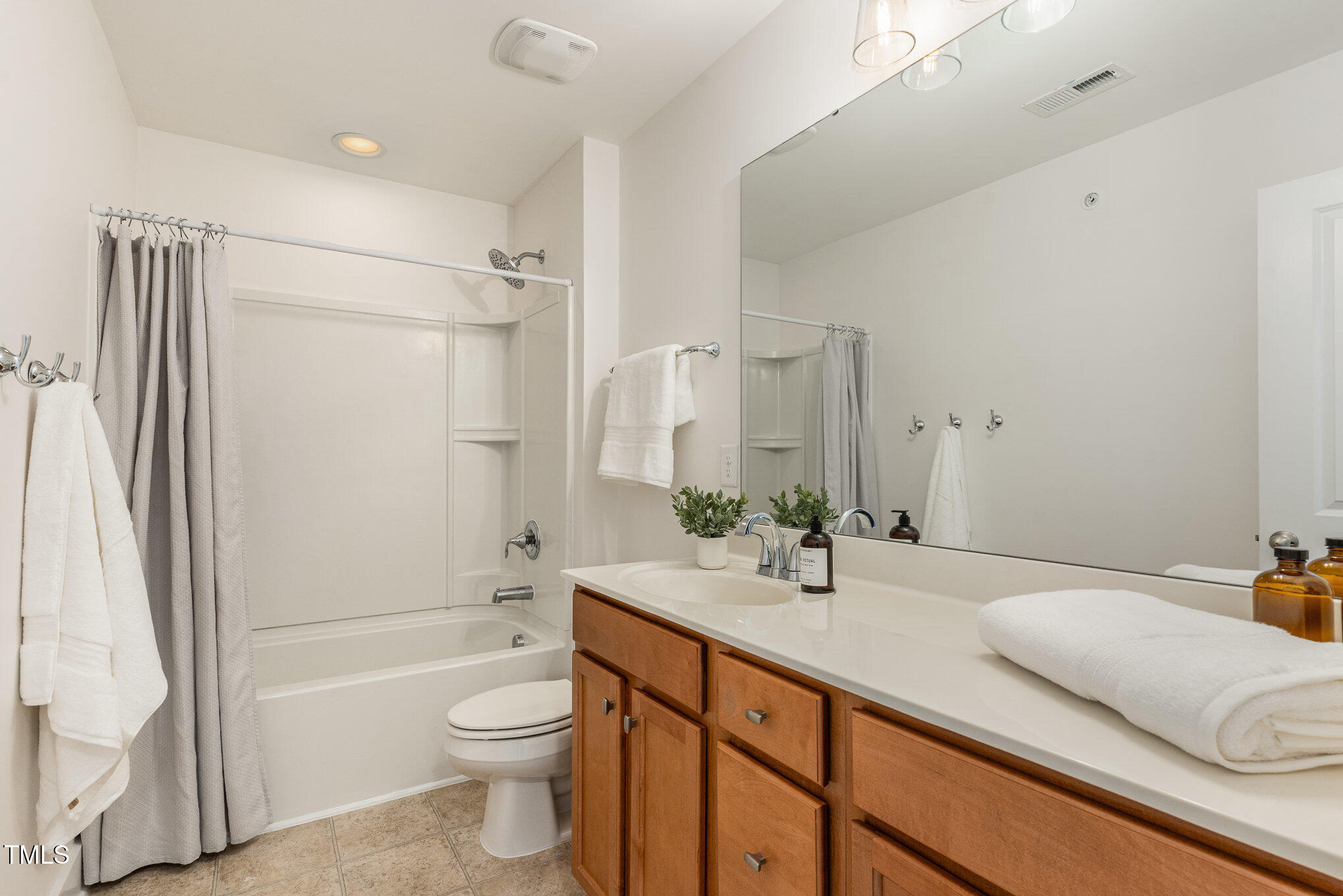 9203 Semana Walk Raleigh, NC 27617 - Photo 23 of 37 Second Floor Shared Bath