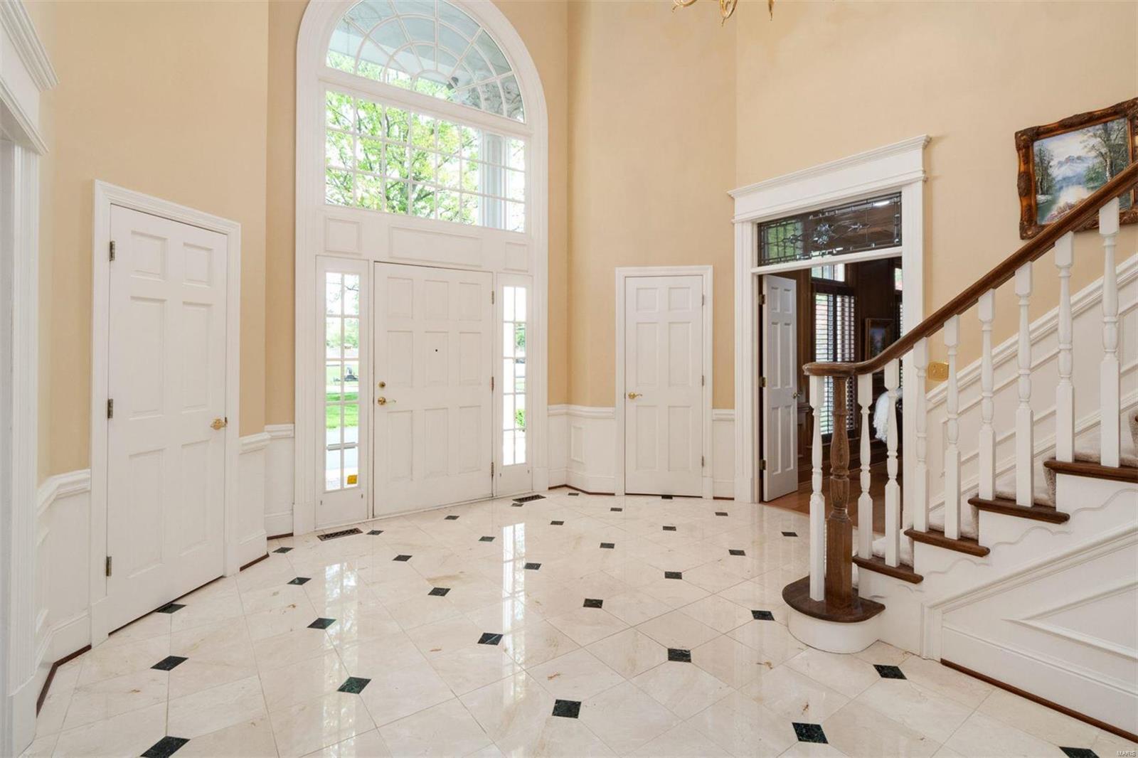 403 Rolling View Road Creve Coeur, MO 63141 - Photo 4 of 25 Gallery Image 4