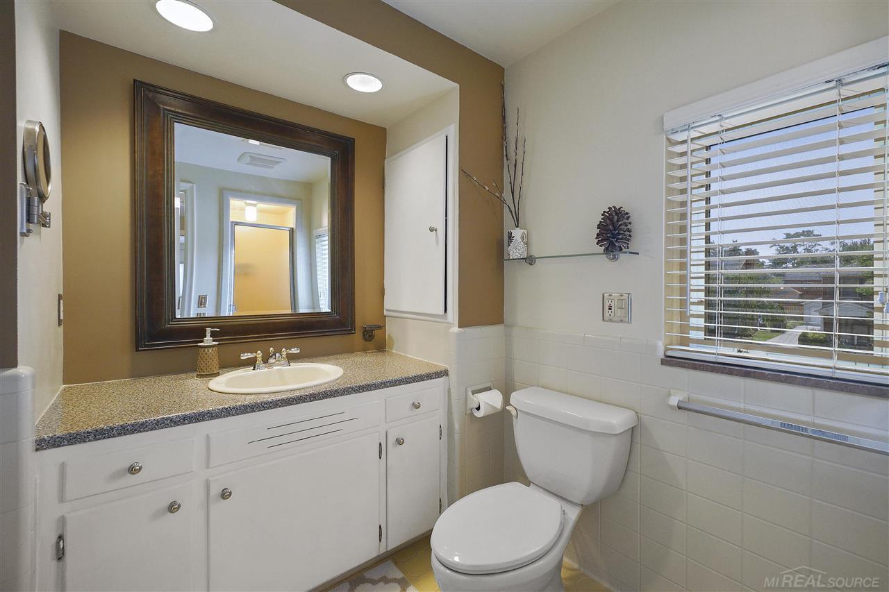 1622 Prestwick Road Grosse Pointe Woods, MI 48236 - Photo 24 of 39