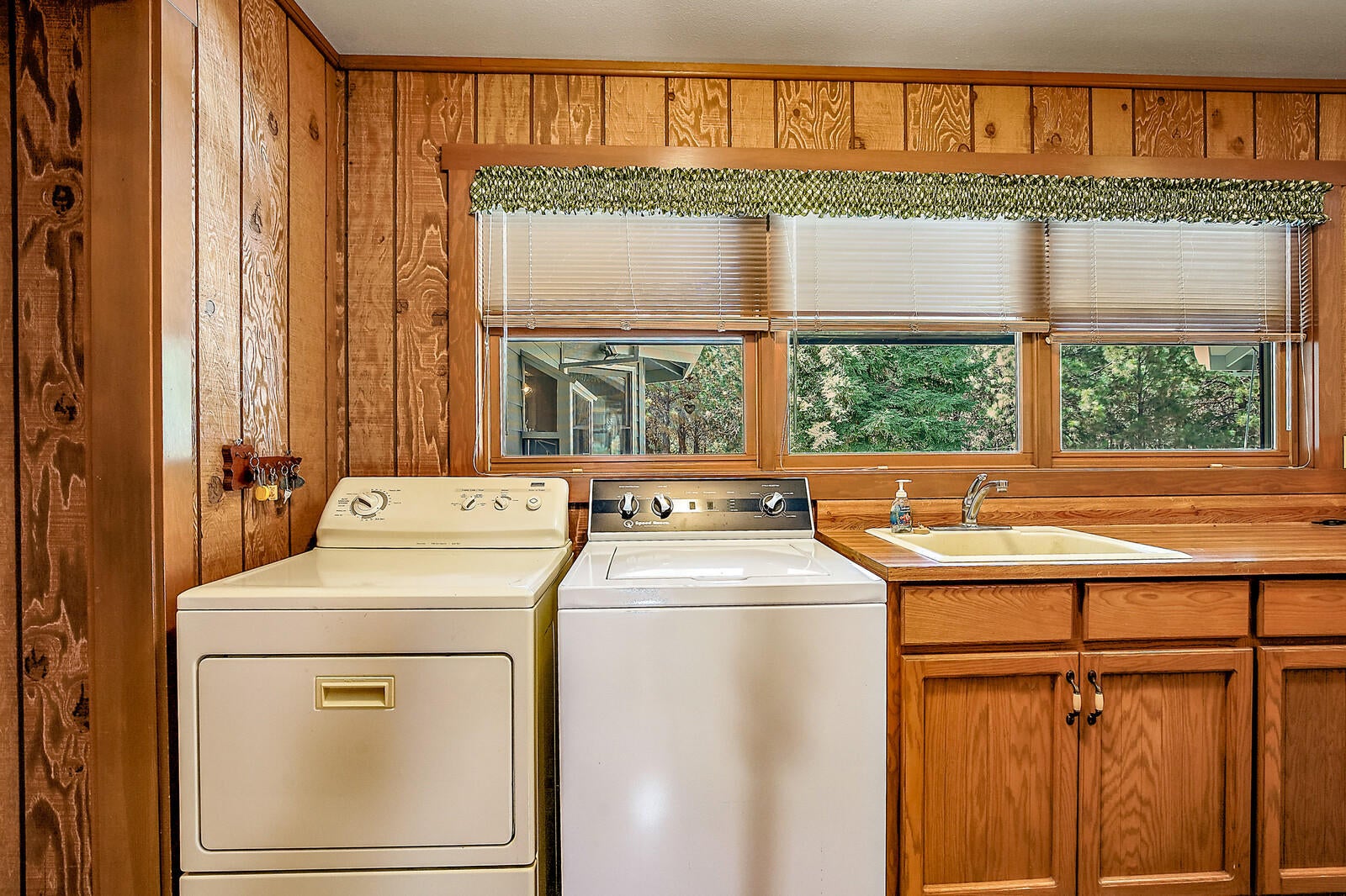 12300 Blackwell Road Central Point, OR 97502 - Photo 34 of 76 53_BR_53_mls