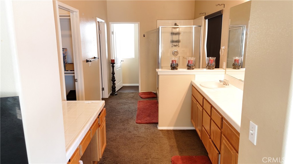 176 Nightfall Road San Jacinto, CA 92582 - Photo 8 of 11 a bathroom with a sink a mirror and a bathtub