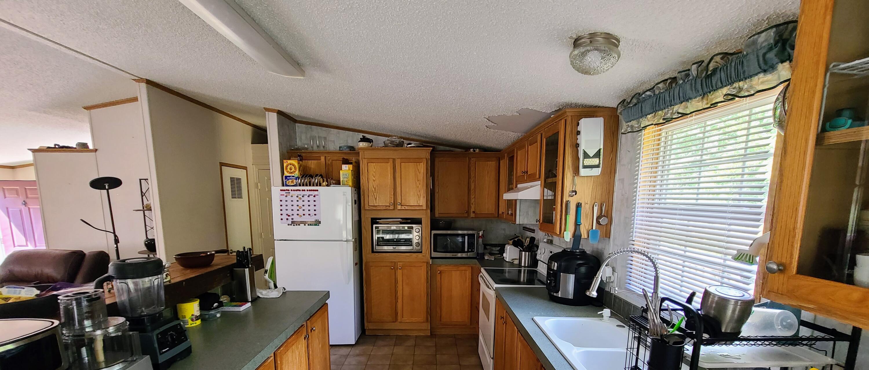 4051 Carterdell Road Salem, VA 24153 - Photo 8 of 36 Kitchen with island bar