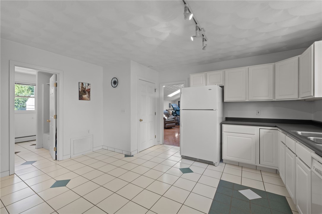 40 Conanicus Road Narragansett, RI 02882 - Photo 23 of 49 Eat-In Upstairs