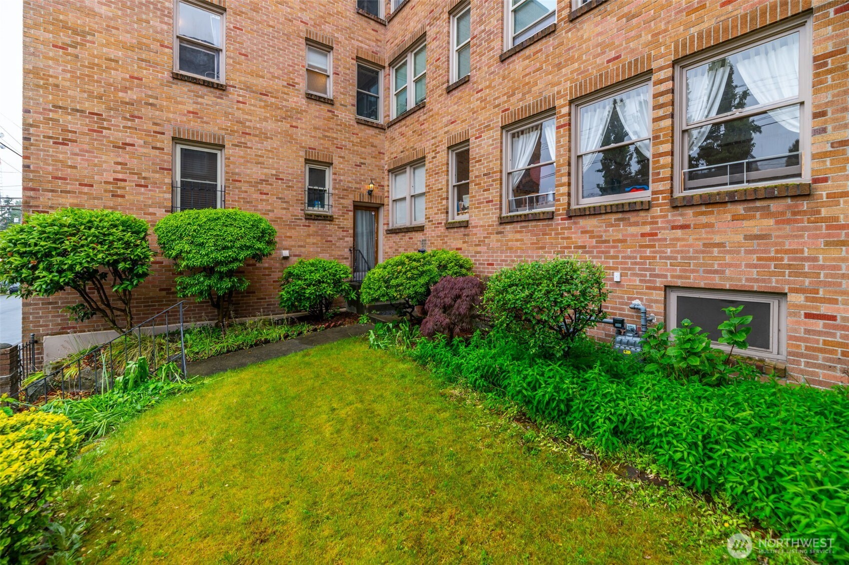 1427 3rd Avenue West, Unit 8 Seattle, WA 98119 - Photo 3 of 35