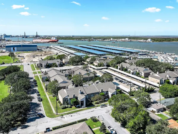 $1,750 | 7065 North Holiday Drive, Galveston, TX 77550