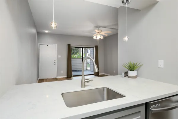 $1,750 | 7065 North Holiday Drive, Galveston, TX 77550