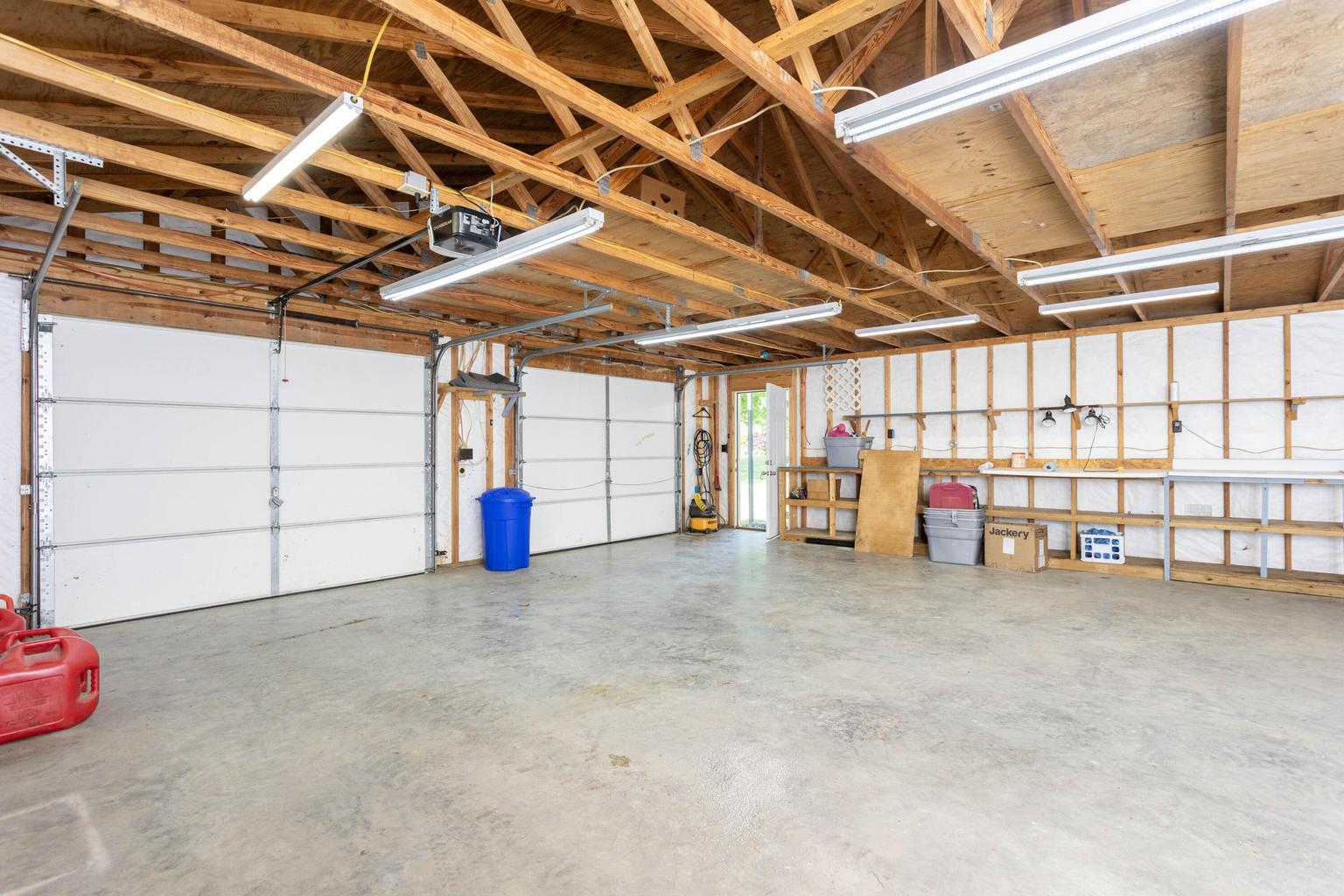 407 Sable Road Spring City, TN 37381 - Photo 34 of 47 Garage