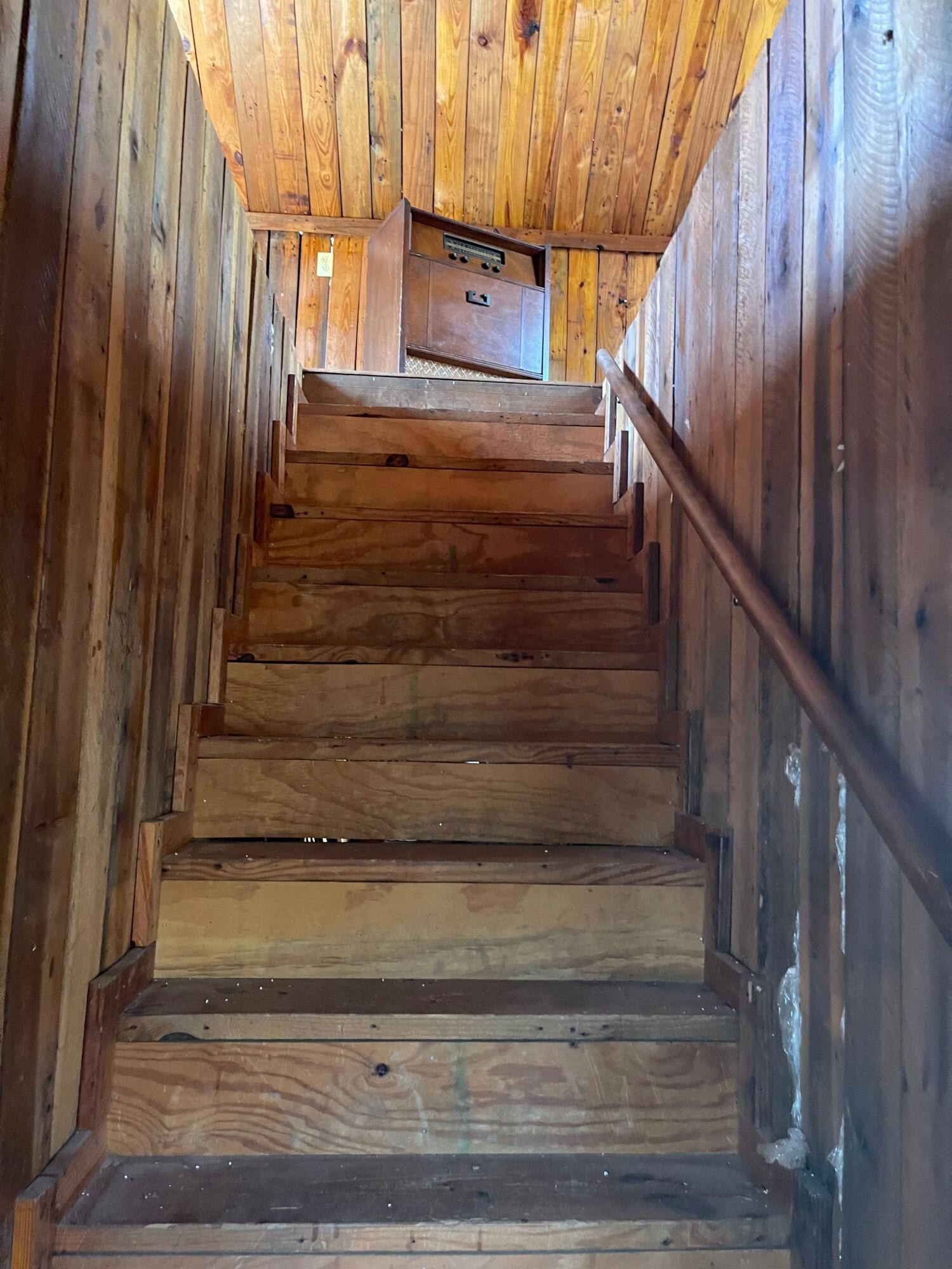 253 Fingerboard Road Tellico Plains, TN 37385 - Photo 8 of 9 Stairs