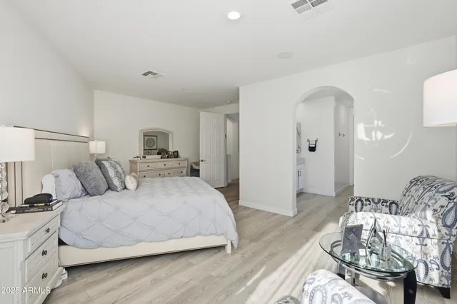a en suite bathroom with double sink and a large mirror