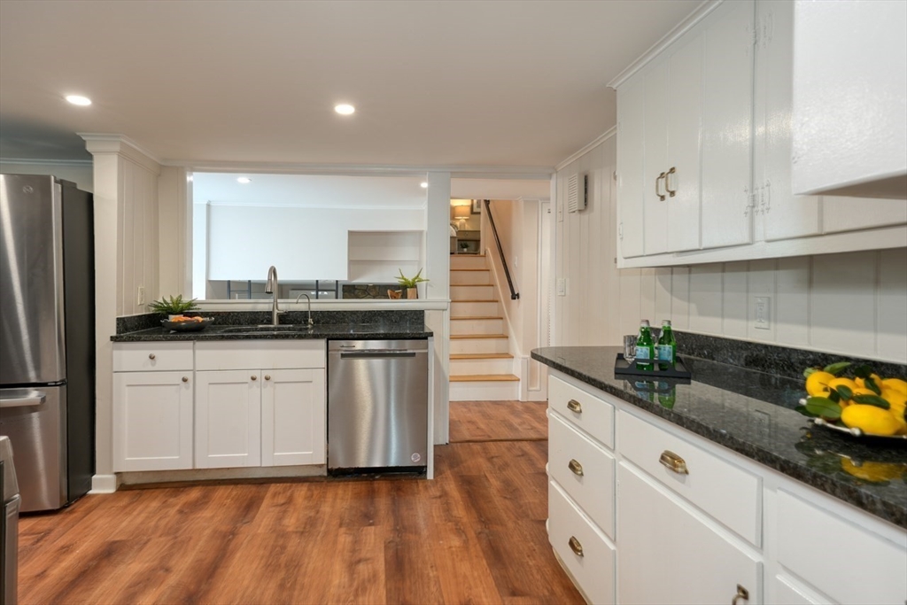 9 Stonecleve Road Wellesley, MA 02482 - Photo 9 of 39