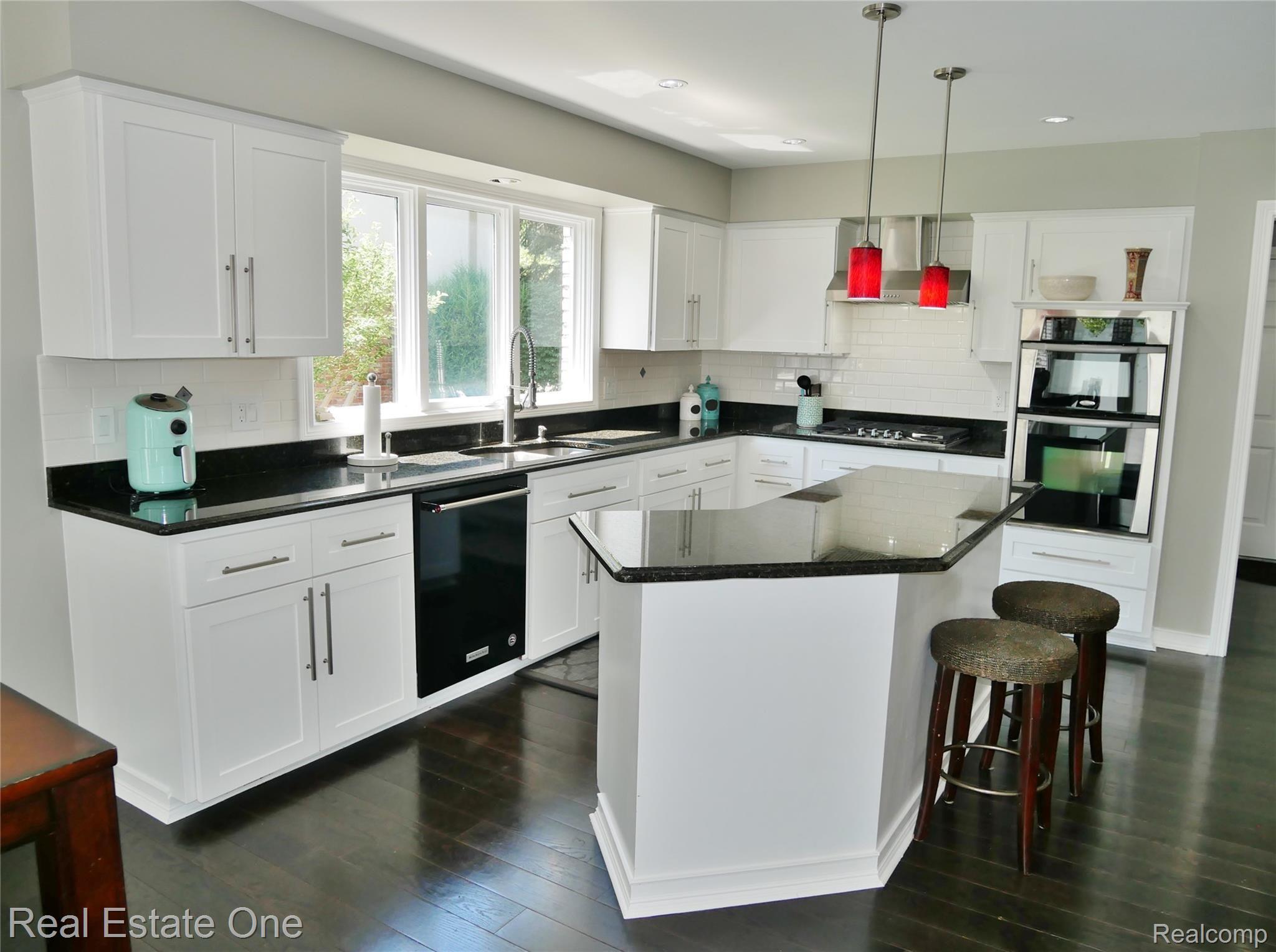 KITCHEN (2).JPG