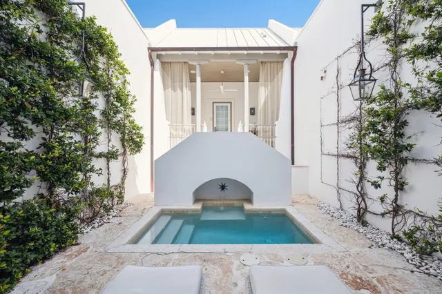 a view of a entrance of the house