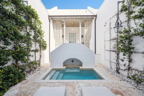 a view of a entrance of the house