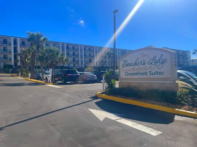 a sign that is sitting in front of a building