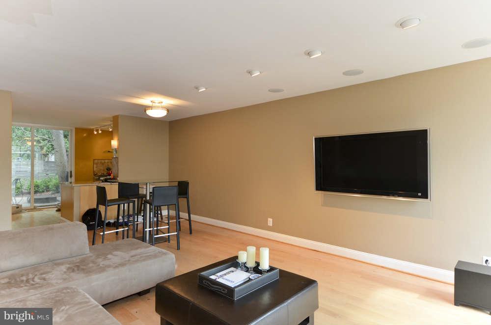 1680 Chimney House Road Reston, VA 20190 - Photo 13 of 30 Living Room