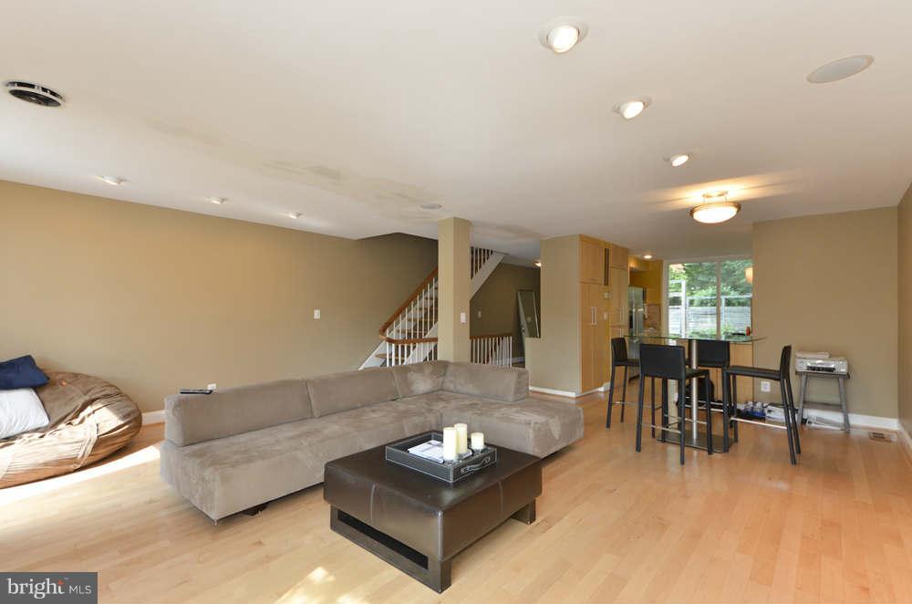 1680 Chimney House Road Reston, VA 20190 - Photo 14 of 30 Living Room