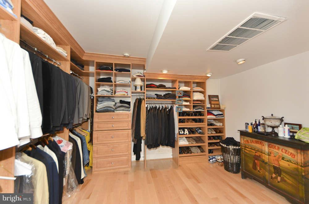 1680 Chimney House Road Reston, VA 20190 - Photo 26 of 30 Walk-in closet