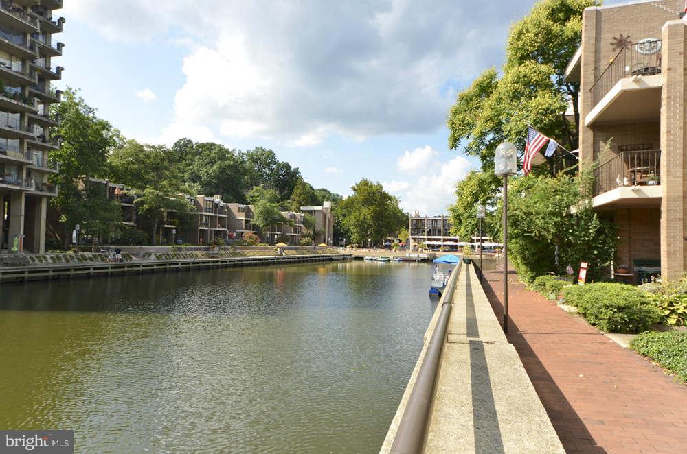 1680 Chimney House Road Reston, VA 20190 - Photo 29 of 30 Community