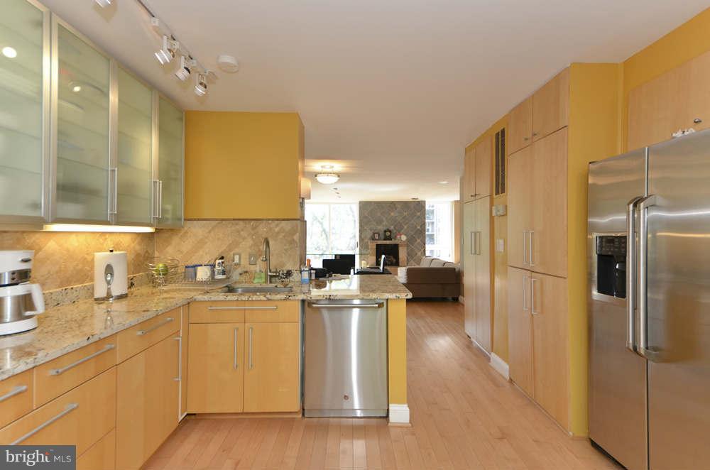 1680 Chimney House Road Reston, VA 20190 - Photo 8 of 30 Kitchen
