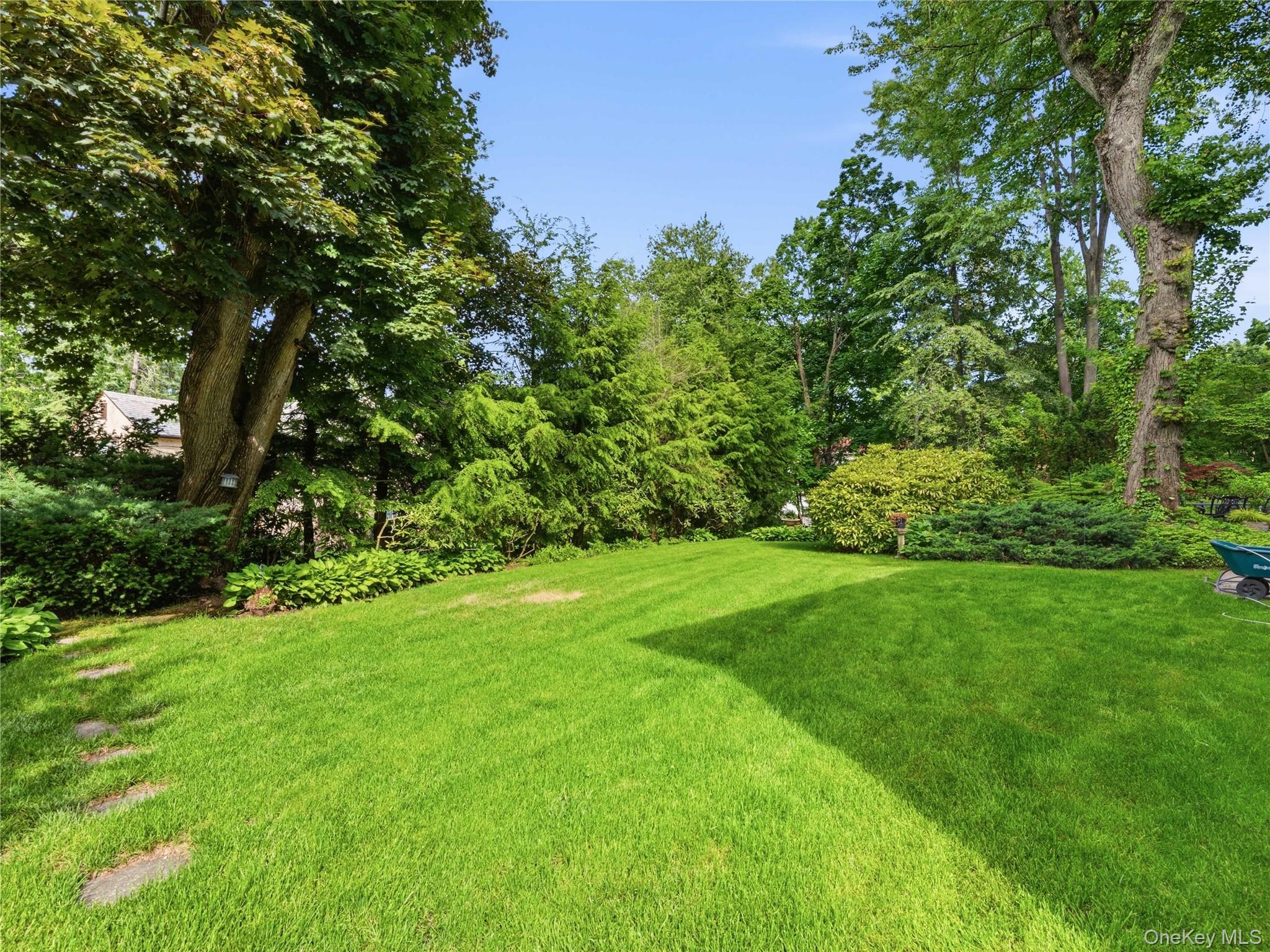 89 Bayview Avenue Great Neck, NY 11021 - Photo 30 of 38 Expansive Lush Property
