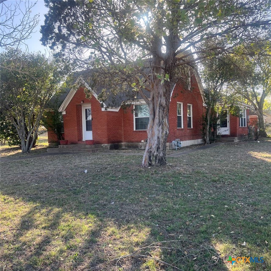 a view of a house with a yard
