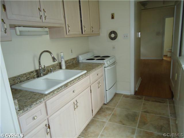 1607 Foster Road Richmond, VA 23226 - Photo 9 of 22 Kitchen - GRANITE COUNTER TOP. New 18 Inch tile f