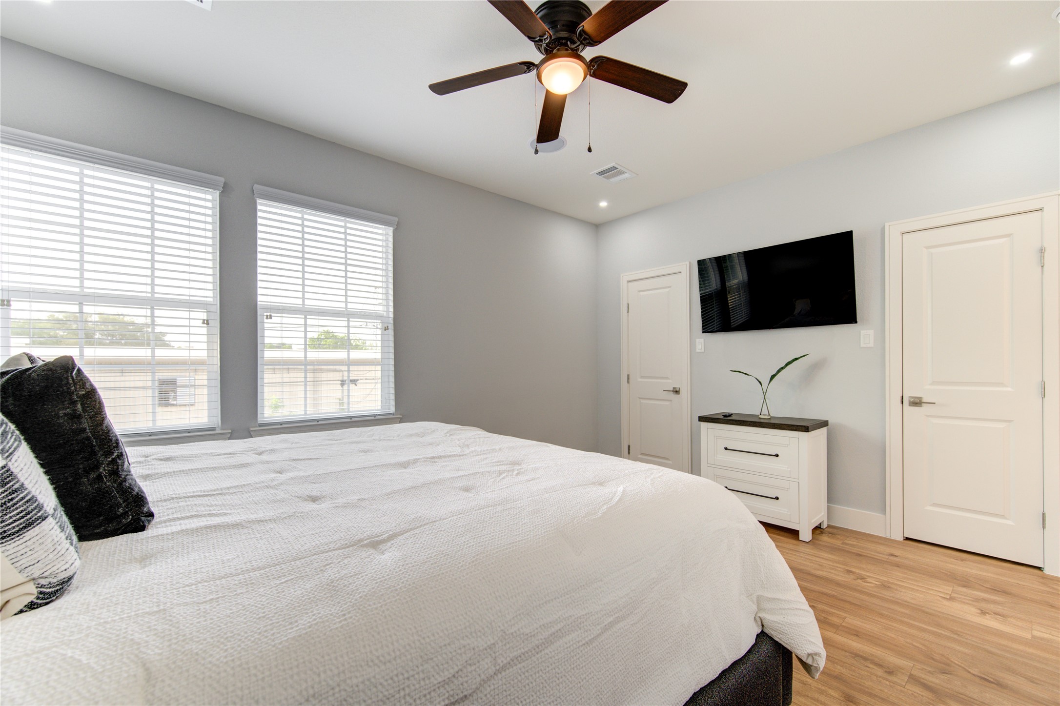 10021 Alfred Lane, Unit B Houston, TX 77041 - Photo 40 of 46 a bedroom with a bed and a flat screen tv