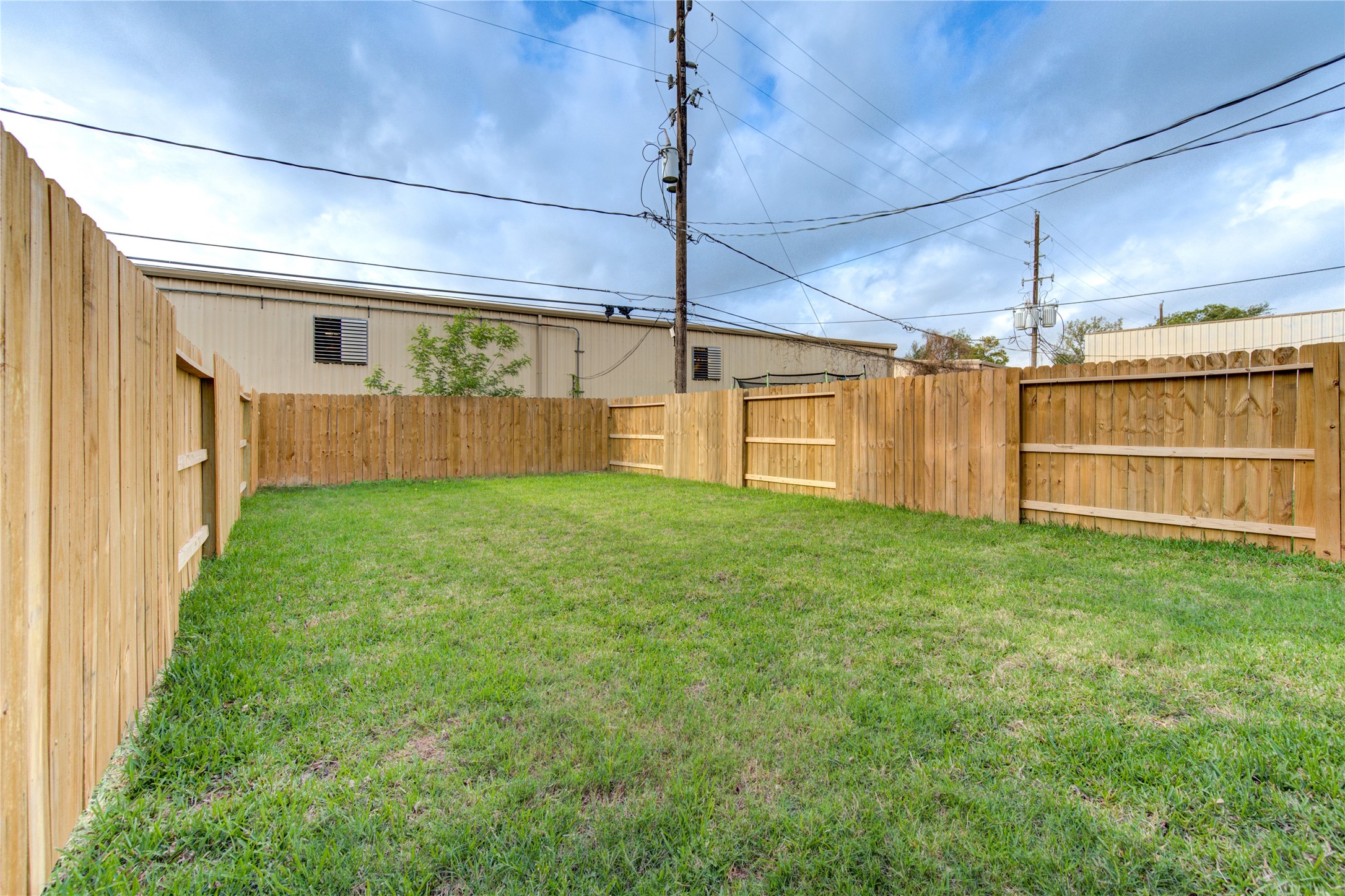 10021 Alfred Lane, Unit B Houston, TX 77041 - Photo 45 of 46 a view of a backyard of the house