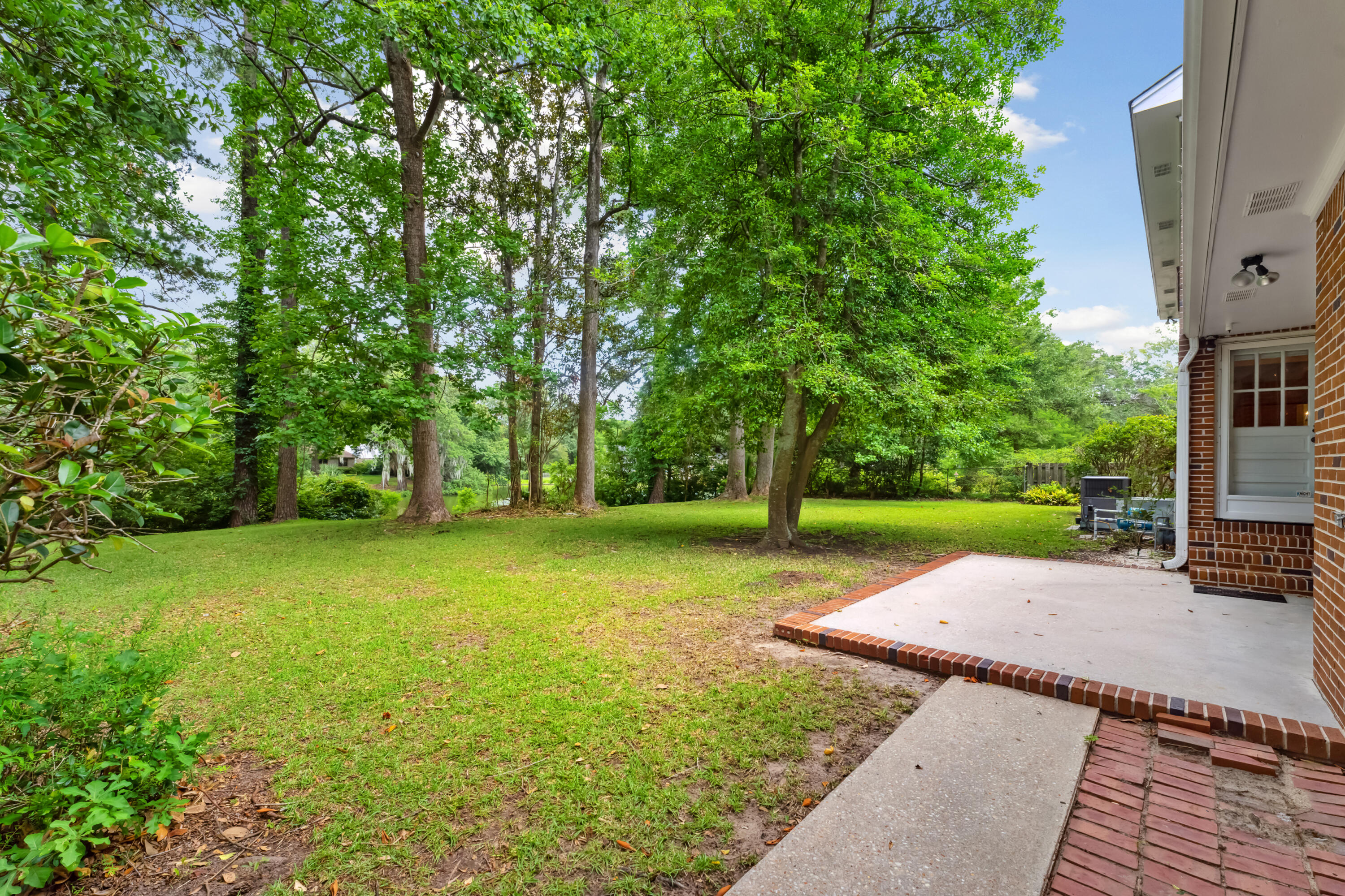 22 Sussex Road Charleston, SC 29407 - Photo 31 of 38 Dining Patio & Backyard