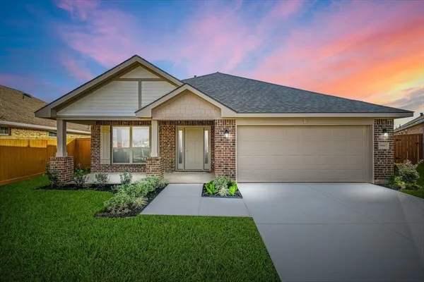 $309,400 | 5321 West Bayou Maison Circle, Dickinson, TX 77539