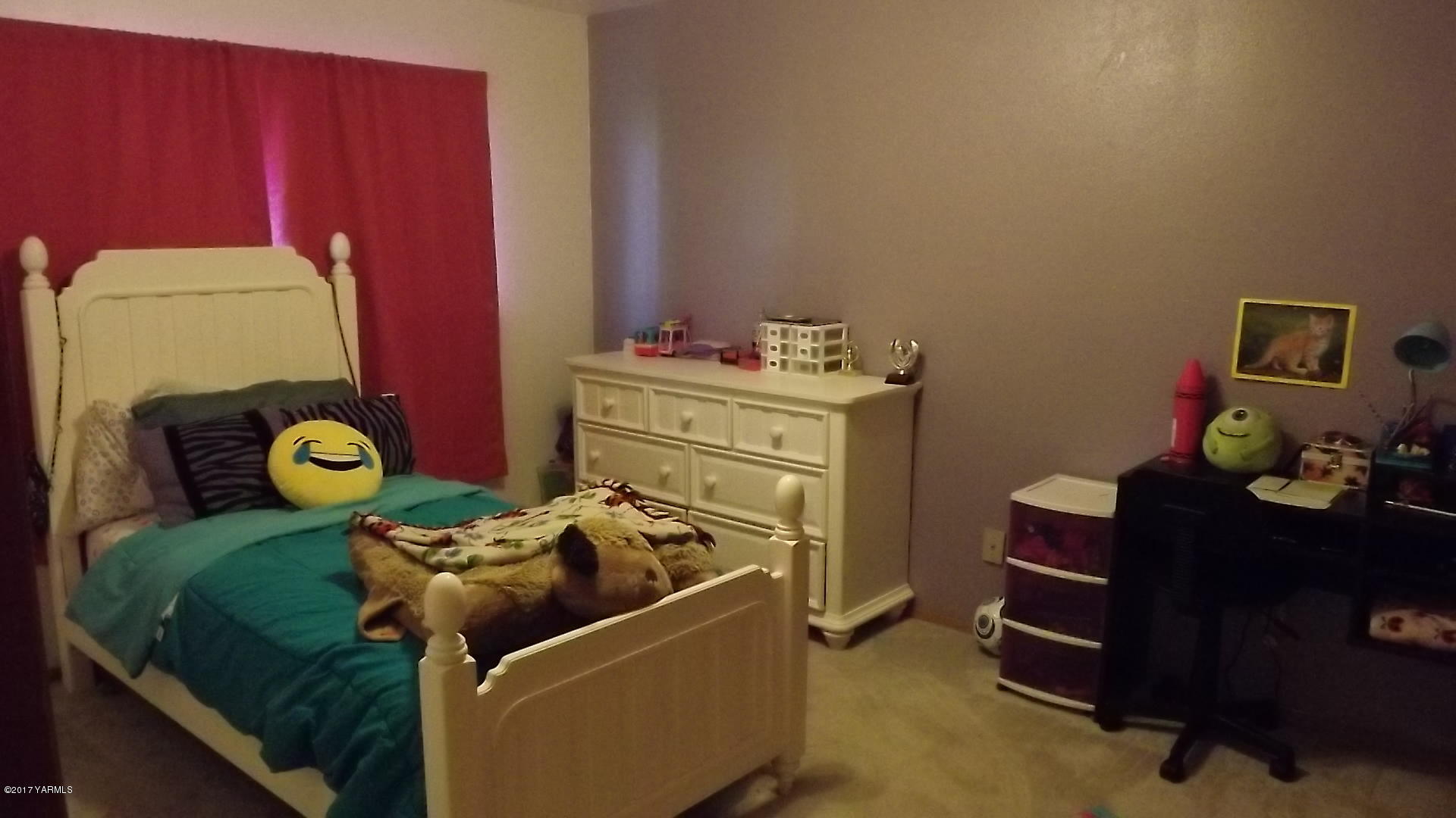 8401 North Missimer Road Prosser, WA 99350 - Photo 11 of 13 a room with furniture and a table