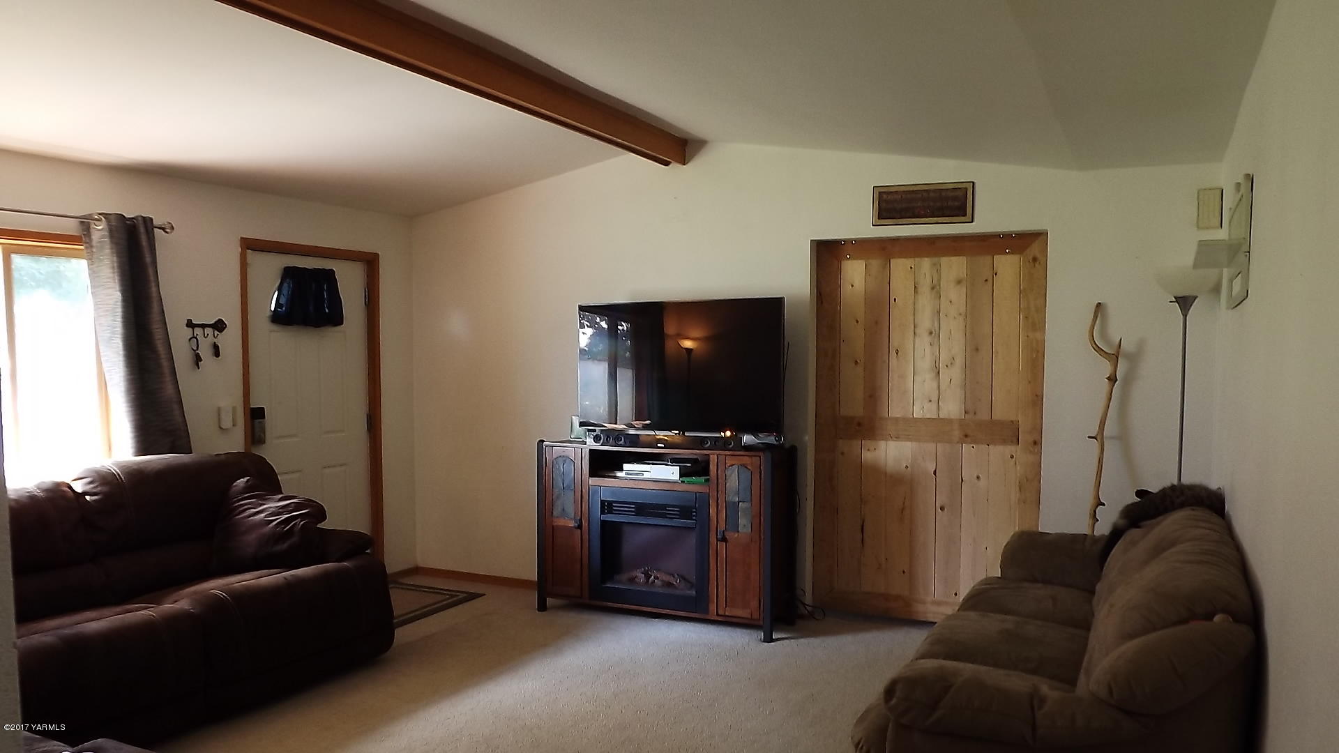 8401 North Missimer Road Prosser, WA 99350 - Photo 7 of 13 a living room with furniture and a flat screen tv